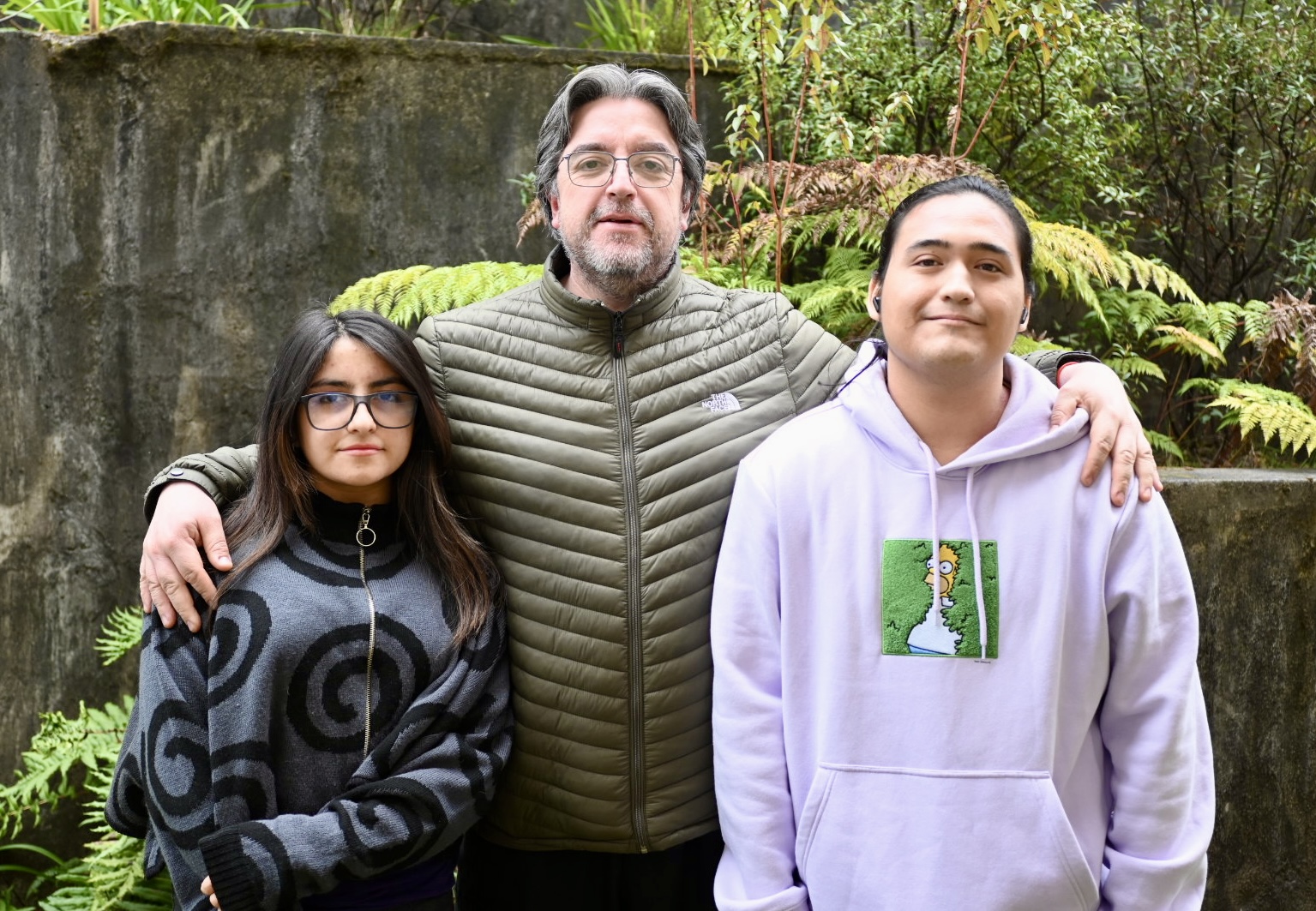 &nbsp; &nbsp; &nbsp;El médico dermatólogo Dr. Cristian Pinto, junto a los usuarios del Policlínico de Dermatología del Hospital de Castro, Noelia y Manuel.